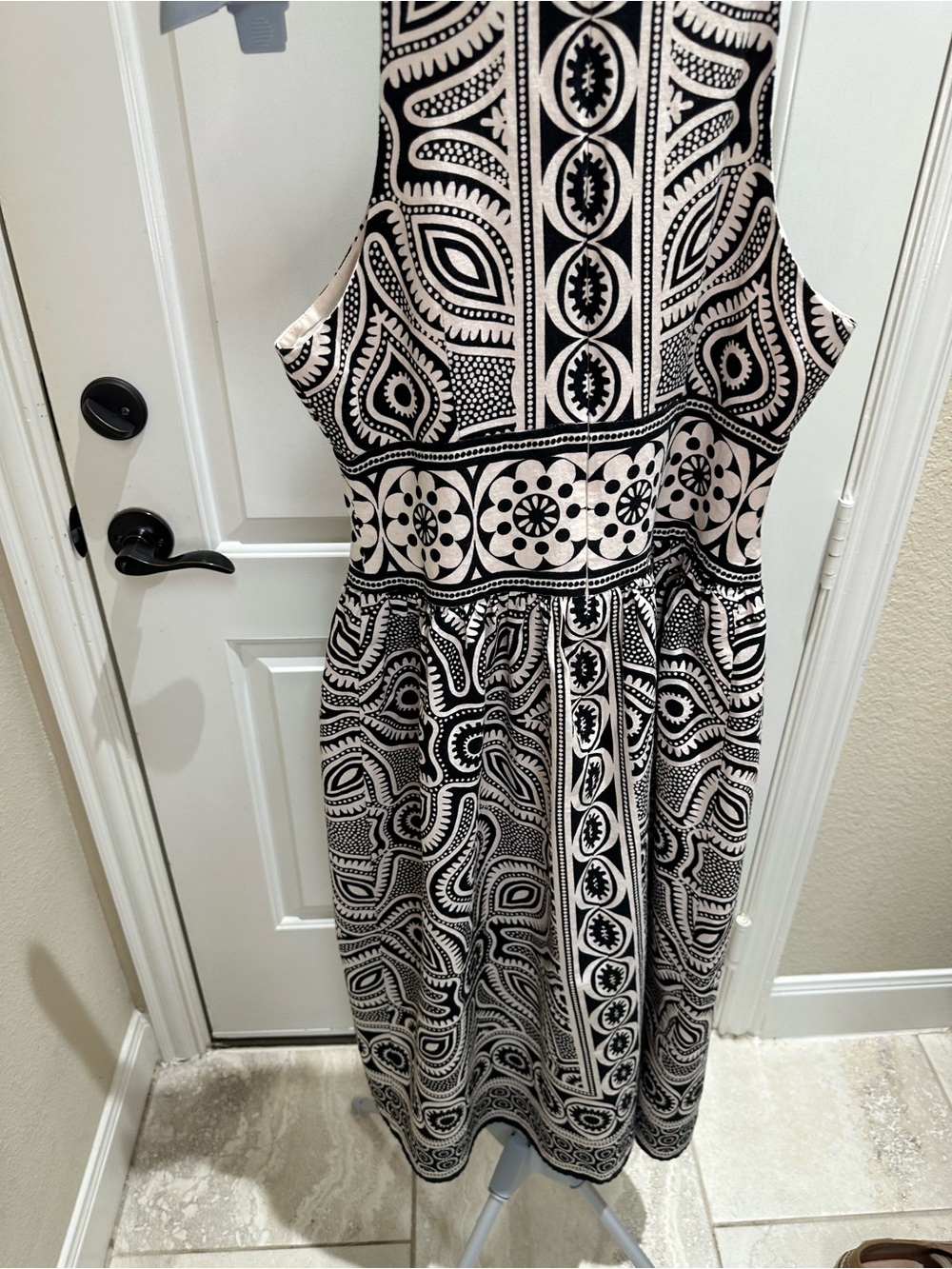 Donna Morgan Black and Cream Graphic Print Sleeveless Dress - Picture 4 of 9